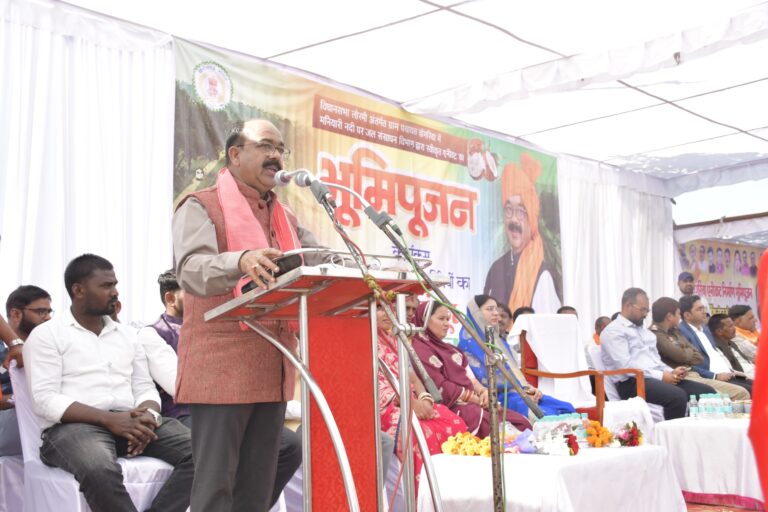 उप मुख्यमंत्री श्री साव ने लोरमी क्षेत्र को दी सिंचाई और जल-संवर्धन की बड़ी सौगात  मनियारी नदी पर 4.68 करोड़ का एनीकट सहित 21 लाख रूपए के अन्य विकास कार्यों की घोषणा की  राज्य सरकार गांव-गांव तक बुनियादी सुविधाएं पहुंचाने प्रतिबद्ध: डिप्टी सीएम