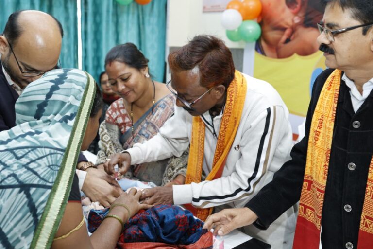 महापौर व सभापति ने बच्चों को पल्स पोलियो की दवा पिलाकर अभियान का किया शुभारंभ राष्ट्रीय पल्स पोलियो अभियान शुरू, जिले में 1.79 लाख बच्चों को कवर करने का लक्ष्य