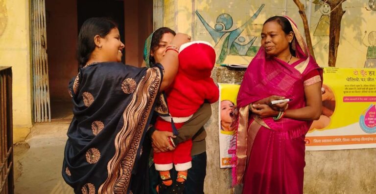 पोलियो मुक्त भारत के संकल्प को साकार करते हुए महिला एवं बाल विकास तथा स्वास्थ्य विभाग की टीम