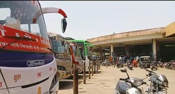 छत्तीसगढ़ बिलासपुर नया माडल बस स्टैंड में अव्यवस्थाओं का अंबार, असामाजिक तत्वों का बना अड्डा    क्राइम फ्री इंडिया मिशनभारत दुकानें रेडी पट्टी टूटी रोड पर खाना बेचने को मजबूर दुकानदारों ने क्राइम फ्री इंडिया मिशन भारत को अपना शकायत  बताया  अत्याधुनिक बस स्टैंड आज विकास की मिसाल नहीं, बल्कि प्रशासनिक लापरवाही, बदइंतजामी और करोड़ों की बर्बादी का प्रतीक बनता जा रहा है.प्रशासनिक लापरवाही, बदइंतजामी व करोड़ों की बर्बादी का प्रतीक बन रहा अत्याधुनिक बस स्टैंड बिलासपुर, छत्तीसगढ़ का नया बस स्टैंड मुख्य रूप से तिफरा (Tifra) क्षेत्र में स्थित है, जिसे अक्सर “Hi-Tech Bus Stand” भी कहा जाता है, और यह शहर का प्रमुख परिवहन हब है जहाँ से विभिन्न शहरों के लिए बसें चलती हैं; यह 24 घंटे खुला रहता है और इसमें शौचालय जैसी सुविधाएँ उपलब्ध हैं, साथ ही शहर के भीतर इलेक्ट्रिक सिटी बसों का संचालन भी जल्द ही शुरू होने वाला है।  मुख्य जानकारी: स्थान: तिफरा (Tifra), बिलासपुर, छत्तीसगढ़ – 495004। संचालन: 24 घंटे खुला रहता है। सुविधाएँ: इसमें शौचालय और व्हीलचेयर-सुलभ वॉशरूम जैसी सुविधाएँ हैं। अन्य नाम: इसे हाई-टेक बस स्टैंड (Hi-Tech Bus Stand) के नाम से भी जाना जाता है।  संबंधित विकास: बिलासपुर में इलेक्ट्रिक सिटी बसों का संचालन शुरू करने की योजना है, जिसके लिए कोनी टर्मिनल पर चार्जिंग स्टेशन बन रहे हैं।  लेकिन बड़ी बात यह है कि जो चीज शासन प्रशासन में लाखों रुपया खर्च करके नया बस स्टैंड बनाई जो की छत्तीसगढ़ बिलासपुर जिला मुख्यालय  पर करोड़ों की लागत से बना अत्याधुनिक बस स्टैंड आज विकास की मिसाल नहीं,यात्रियों की सुविधा के नाम पर बनाये गये इस बस स्टैंड पर आज हालात ऐसे हैं कि न तो यात्री के लिए कोई व्यवस्था है और न ही बस संचालक नियमित बस का संचालन को तैयार हैं. नतीजतन बस स्टैंड वीरान, सुविधाएं जर्जर एवं असामाजिक तत्वों का डेरा बन गया है. सिर्फ कागजों में मौजूद हैं सुविधाएं सिर्फ कागजों में मौजूद हैं सुविधाएं बस स्टैंड पर वेटिंग हॉल, प्लेटफॉर्म, रैंप, पेयजल, शौचालय, यूरिनल, रोशनी एवं सुरक्षा जैसी तमाम सुविधाएं कागजों में तो मौजूद हैं, लेकिन जमीनी हकीकत इससे बिल्कुल उलट है. वायरिंग उखड़ी हुई, बिजली बोर्ड टूटे पड़े हैं. कई जगहों पर शॉर्ट सर्किट का खतरा मंडरा रहा है. प्लेटफॉर्म और प्रतीक्षालय में गंदगी का अंबार है. बताया जा रहा है कि महीनों से यहां नियमित सफाई तक नहीं हुई. सबसे चौंकाने वाली बात यह है कि यहां से सिर्फ पटना रूट की बसें दिन में लगती है, शाम होते ही निकल जाती हैं. जबकि अन्य जगहों के लिए बसों का संचालन नहीं होता है. जबकि प्राइवेट तबके की बसें प्रयागराज से लेकर देश के कई राज्यों में यहां से होकर गुजरने वाली कई बसें तो बस स्टैंड में प्रवेश ही नहीं करतीं, बल्कि सड़क किनारे यात्रियों को उतार-चढ़ाव कराती है. इससे एक ओर जहां यात्रियों की सुरक्षा खतरे में है, वहीं दूसरी ओर सड़क जाम और दुर्घटनाओं की आशंका भी बढ़ गयी है.लाखों का शौचालय बना खंडहर बस स्टैंड परिसर में सरकारी लागत से बने शौचालय , वेटिंग स्टैंड बिना काम किया सामाजिक तत्व का घूमने भी  का बाढ़ है. लोगों का आरोप है कि काफी सालों से दुकानलगा रखी थी अचानक तोड़कर यह वादा किया गया था कि आप सबको रोड़ी दिया पटरी दिया जाएगा लेकिन अभी तक 1 साल से वादा ही वादा है हम लोग रोड पर खानाबर खिलाने को मजबूर हैं। बात करें अगर शौचालय  बंद रहता है या फिर उसकी हालत इतनी बदहाल है कि उपयोग करना किसी सजा से कम नहीं. गंदगी, बदबू और अव्यवस्था ने दिन में लगे बस के ड्राइवर एवं कंडक्टर सहित अन्य लोगों को मजबूर कर दिया है कि वे खुले में शौचालय जाने को विवश हों.  प्रशासनिक देखरेख के अभाव में उजड़ता बस स्टैंड नव-निर्मित बस स्टैंड में यात्रियों के बैठने के लिए स्टील चेयर लगायी गयी थी, शेड और रैंप बनाये गये थे, ताकि बुजुर्ग, दिव्यांग और महिलाएं आसानी से बस तक पहुंच सकें, लेकिन रखरखाव के अभाव में ये सभी सुविधाएं अनउपयोगी हो चुकी हैं. रात होते ही बस स्टैंड अंधेरे में डूब जाता है, जिससे असामाजिक तत्वों का जमावड़ा लगने लगता है. प्रशासन एवं नगर परिषद की उदासीनता के कारण बस स्टैंड का उद्देश्य ही समाप्त होता जा रहा है. वहस्थानीय नागरिकों ने आरोप लगाया कि जिम्मेदार अधिकारियों की मिलीभगत से करोड़ों रुपये खर्च तो कर दिये गये, लेकिन न गुणवत्ता का ध्यान रखा गया और न रख-रखाव की कोई ठोस व्यवस्था की गयी.  सवालों के घेरे में प्रशासन की चुप्पी सबसे बड़ा सवाल यह है कि इतने बड़े प्रोजेक्ट के बावजूद प्रशासन आखिर मौन क्यों है? क्या करोड़ों की लागत से बना बस स्टैंड सिर्फ उद्घाटन और फोटो सेशन के लिए था? यदि समय रहते सुधार नहीं किया गया तो यह बस स्टैंड पूरी तरह खंडहर में तब्दील हो जायेगा.  बस स्टैंड में अनियमितता को लेकर उठी आवाज, बाकी तो बस स्टैंड के लिए अब तक क्यों नहीं ? जबकि वर्तमान परिवेश में अतिक्रमण की सभी जगह हटाई जा रही है लेकिन यहां सरकारी बस स्टैंड होने के बावजूद भी कोई सुधार नहीं हो रही है  को लेकर स्थानीय जनप्रतिनिधि एवं नेता लगातार आवाज बुलंद कर रहे हैं. जगह-जगह धरना-प्रदर्शन, बयानबाजी और प्रशासन को घेरने की कोशिशें हो रही हैं, लेकिन इसी बीच एक बड़ा और असहज सवाल खड़ा होता है कि क्या शहर की समस्याएं केवल वहीं तक सीमित हैं, जहां राजनीतिक लाभ दिखता है. कई वर्षों से वीरान पड़ा नया बस स्टैंड, आज भी बदहाली की मार झेल रहा है. इसको लेकर न तो सत्ता पक्ष, न ही विपक्षी दलों एवं न ही स्थानीय जनप्रतिनिधियों ने इसे नियमित रूप से चालू करवाने के लिए कोई ठोस और संगठित आवाज उठाई. अगर नाला निर्माण में गड़बड़ी जनता की समस्या है, तो बस स्टैंड की बदहाली भी उतनी ही गंभीर समस्या है. अभी कल ही लेंगे डी में विपक्ष क के राष्ट्रीय महासचिव व पूर्व मुख्यमंत्री भूपेश बघेल लिङ्गिया डीह मकान जो अतिक्रमण के द्वारा टूट रहे थे । जहां एक और जनकल्याण के लिए बने हुए बस स्टैंड किए हालत है वहां सुधारने का भी काम भी किया जाना चाहिए।