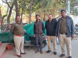 बिलासपुर … सिटी कोतवाली थाना क्षेत्र में हुई एक्टिवा चोरी के मामले में पुलिस को बड़ी सफलता मिली है। करीब छह महीने पहले तेलीपारा इलाके से चोरी हुई स्कूटी को बरामद करते हुए पुलिस ने एक आरोपी को गिरफ्तार कर जेल भेज दिया है। जबकि उसका साथी अब भी फरार है।
