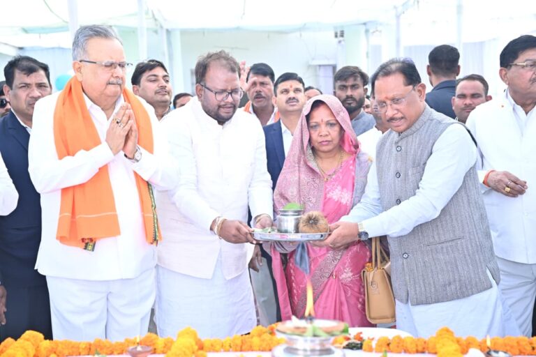 मुख्यमंत्री विष्णुदेव साय ने जोड़ा जैतखाम में चढ़ाया श्वेत ध्वज, सतनाम मंदिर निर्माण हेतु किया भूमिपूजन की साथ ही संत शिरोमणि बाबा गुरु घासीदास के चरणों में श्रीफल अर्पित कर सुखद, समृद्ध एवं विकसित छत्तीसगढ़ की कामना की