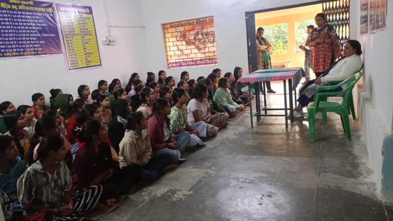 पोस्ट मैट्रिक अनुसूचित जाति कन्या छात्रावास में विधिक जागरूकता शिविर का हुआ आयोजन  छात्राओं को मूल अधिकार व कर्तव्यों के बारे में दी गई जानकारी