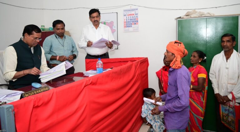 संभागायुक्त श्री एसएन राठौर ने आज तहसील कार्यालय राजनांदगांव और छुरिया तथा जनपद पंचायत छुरिया कार्यालय का किया आकस्मिक निरीक्षण  – विशेष गहन पुनरीक्षण कार्य निर्धारित समयावधि में त्रुटिरहित तरीके से पूरा करने के दिए निर्देश