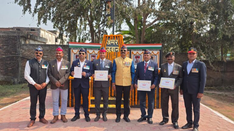 गणतंत्र दिवस 2026: मुंगेली में वीरों का वंदन, राष्ट्रसेवा का अभिनंदन  पूर्व सैनिकों के सम्मान और युवाओं को प्रेरणा का बना ऐतिहासिक साक्षी समारोह