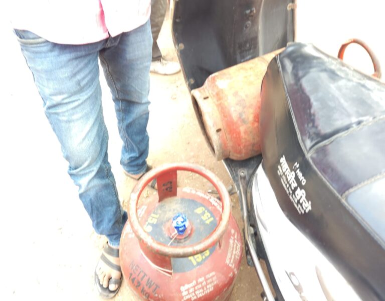 मुंगेली में गैस घोटाला! 29.5 किलो की जगह 26 किलो सिलेंडर, रवि गैस एजेंसी पर गंभीर आरोप