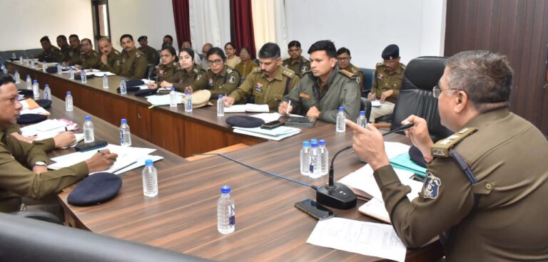 दुर्ग एसएसपी ने ली अपराध व शिकायतों की समीक्षा बैठक, एक्टीव पुलिसिंग के दिए सख्त निर्देश