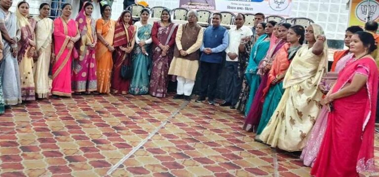 विश्व मानव परमार्थ ट्रस्ट, विश्व महालक्ष्मी स्वयं सहायता समूह बोदरी तहसील इकाई के पदाधिकारी द्वारा बैठक कर सभी छत्तीसगढ़ भाई बहनों को दी गई बधाई