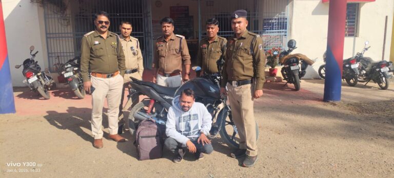 ऑपरेशन बाज’’ के तहत मुंगेली पुलिस द्वारा लालपुर क्षेत्र मे अवैध मादक पदार्थ गांजा तस्करी करने वाले गांजा तस्कर एवं लोरमी मे अधिक मात्रा मे कच्ची महुआ शराब के साथ किया गिरफ्तार