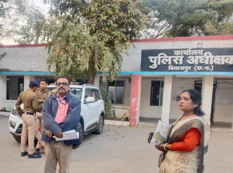 बेलमुंडी धाम पंचमुखी हनुमान मंदिर विवाद: तोड़फोड़ व जान से मारने की धमकी का आरोप, कलेक्टर-एसपी को ज्ञापन