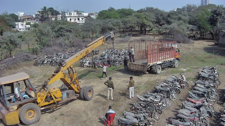 लावारिश पड़े लादावा वाहन हुए नीलाम*  * *वाहनों की नीलामी से प्राप्त राशि लगभग 77 लाख रूपये शासकीय कोष में जमा