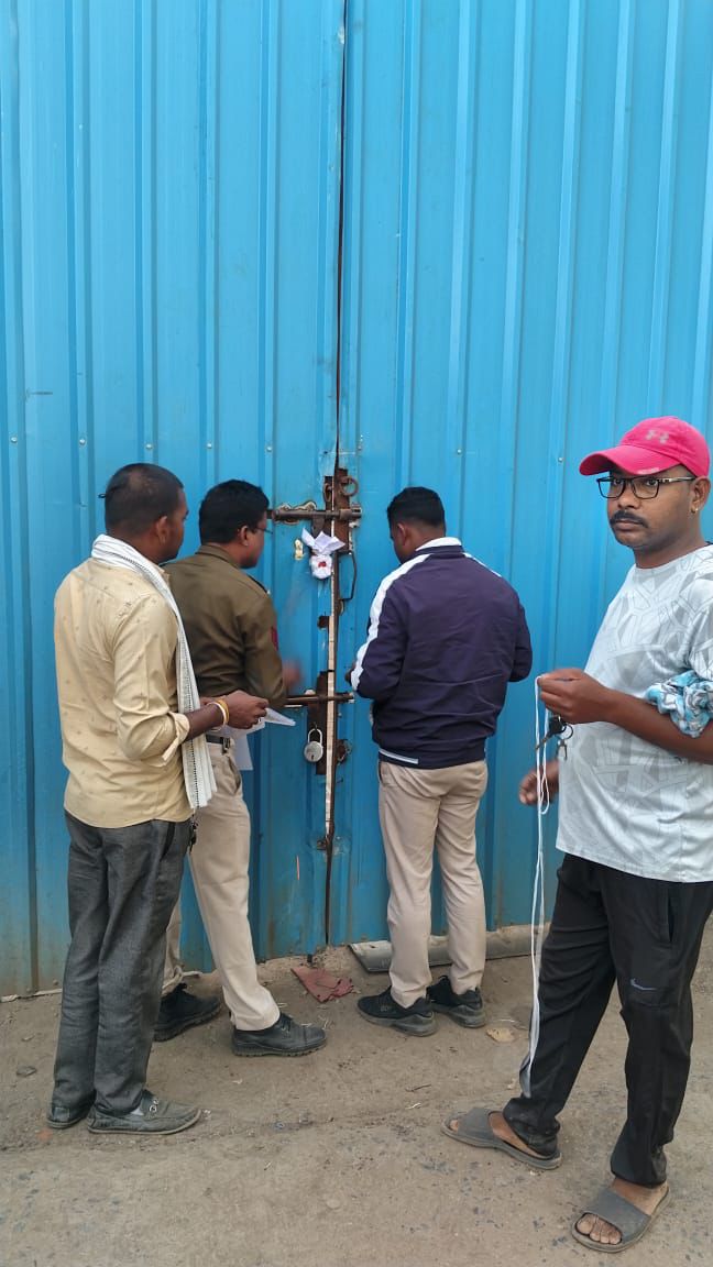 बिलासपुर एवं मुंगेली पुलिस की सयुक्त कार्यवाही तिफरा बिलासपुर स्थित कबाड़ी दुकान फिरोज मेमन की दुकान को किया गया सील