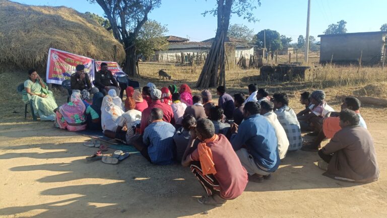 ग्राम राधा रमन नगर में चला चलित थाना, थाना प्रभारी जवाहरलाल गायकवाड के नेतृत्व में पुलिस ने किया जागरूकता कार्यक्रम