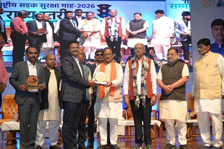 सड़क सुरक्षा माह 2026- मानवता की मिसाल बने डॉ मनीष बंजारा, उत्कृष्ट कार्य हेतु मुख्यमंत्री एवं परिवहन मंत्री द्वारा राज्य स्तरीय सम्मान से सम्मानित किया