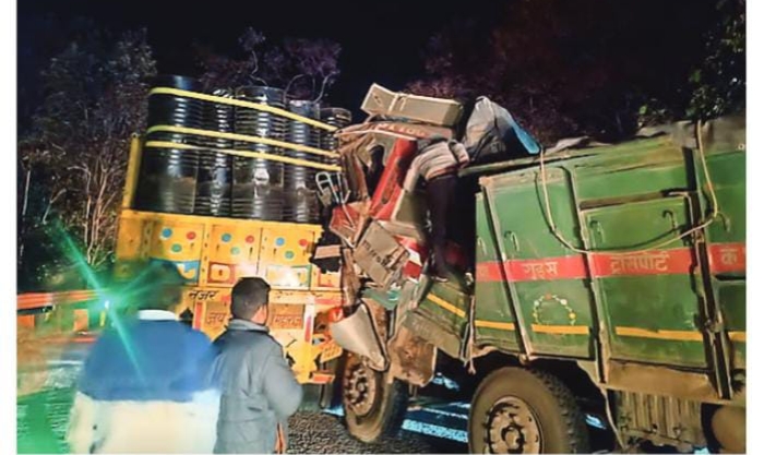 एनएच-30 पर भीषण सड़क हादसा, दो ट्रकों की टक्कर से चालक स्टेयरिंग में फंसा
