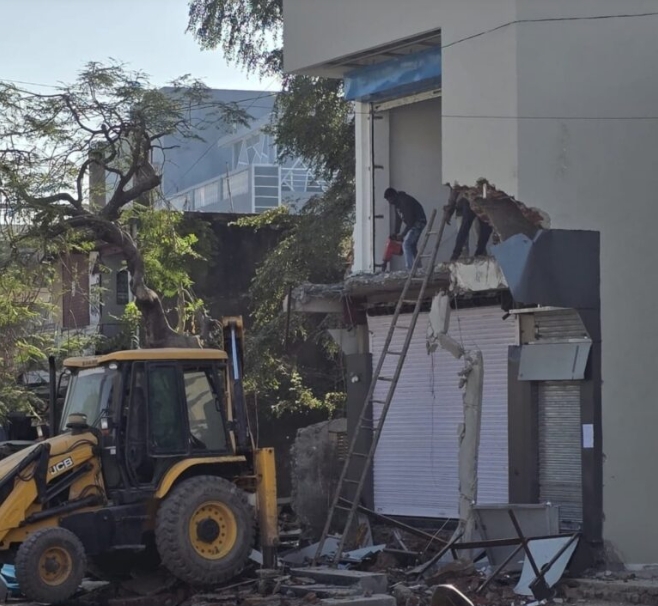 जनदर्शन से हाईकोर्ट तक बेनकाब हुआ अवैध निर्माण, याचिका खारिज होते ही प्रशासन का बुलडोज़र एक्शन