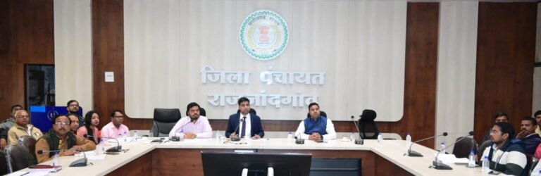 कलेक्टर ने धान खरीदी के दृष्टिगत ग्रामीण कृषि विस्तार अधिकारियों, पटवारियों, समिति प्रबंधक एवं डाटा एण्ट्री ऑपरेटरों की बैठक ली