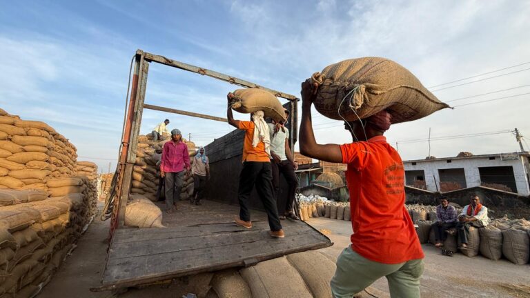 जिले में अब तक 29 लाख क्विंटल से अधिक धान की हुई खरीदी किसानों को 649 करोड़ रूपए से अधिक हुआ भुगतान, केन्द्रों से 17 लाख क्विंटल से अधिक धान का हुआ उठाव