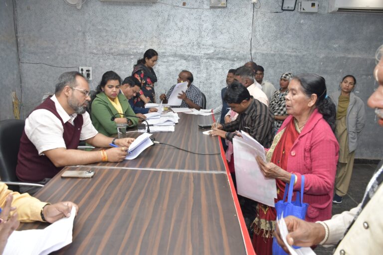 जनदर्शन में राजस्व प्रकरणों की धीमी रफ्तार पर कलेक्टर का एक्शन मोड  एक सप्ताह में सभी लंबित मामलों के निराकरण के निर्देश  राजस्व प्रकरणों में देरी पर कलेक्टर नाराज़, एसडीएम-तहसीलदारों को नोटिस