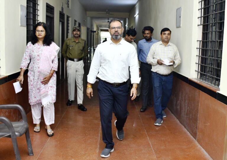कलेक्टर ने विभिन्न कार्यालयों का किया औचक निरीक्षण  अनुपस्थित 25 अधिकारी-कर्मचारियों को नोटिस जारी करने व एक दिन का वेतन काटने के दिए निर्देश