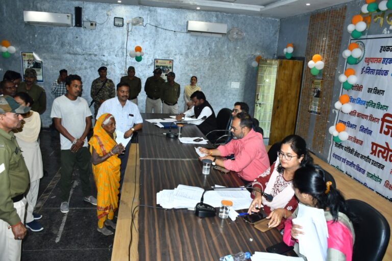 जनदर्शन: कलेक्टर ने आमजनों से रूबरू होकर सुनी मांगें एवं समस्याएं  नियमानुसार निराकरण के दिए निर्देश, 150 से अधिक आवेदन प्राप्त हुए