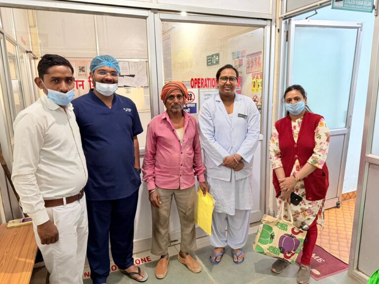 जिला चिकित्सालय में हुई सफल फिजियोथेरेपी   साथुराम को वर्षों पुराने कंधे के दर्द से मिली मुक्ति