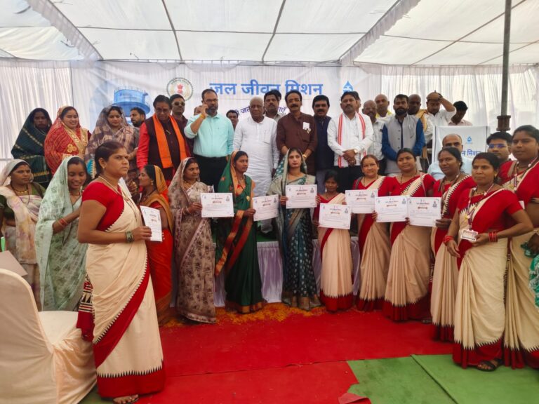 जल संरक्षण के प्रति जनजागरूकता बढ़ाने व जल का महत्व बताने जल अर्पण कार्यक्रम का हुआ आयोजन  ग्राम लिम्हा में जल के संरक्षण हेतु लिया गया सामूहिक संकल्प