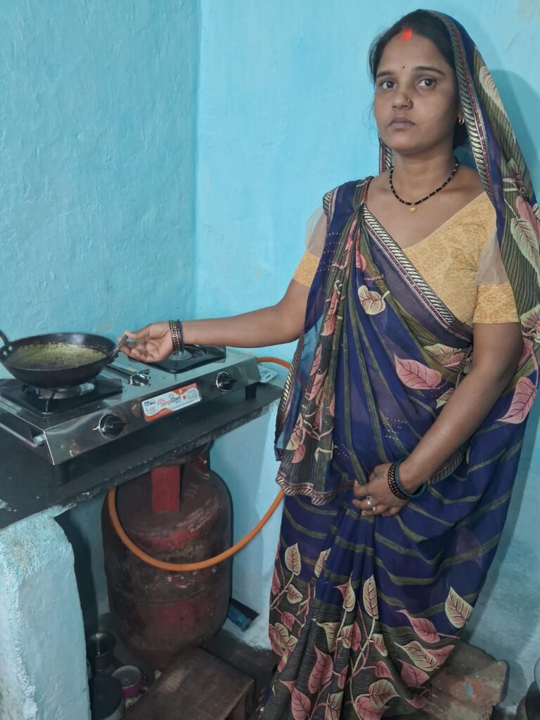 प्रधानमंत्री उज्ज्वला योजना: धुएँ से मिली मुक्ति, समय की हो रही बचत  01 लाख 22 हजार 545 से अधिक हितग्राहियों को प्रदान किए गए गैस कनेक्शन