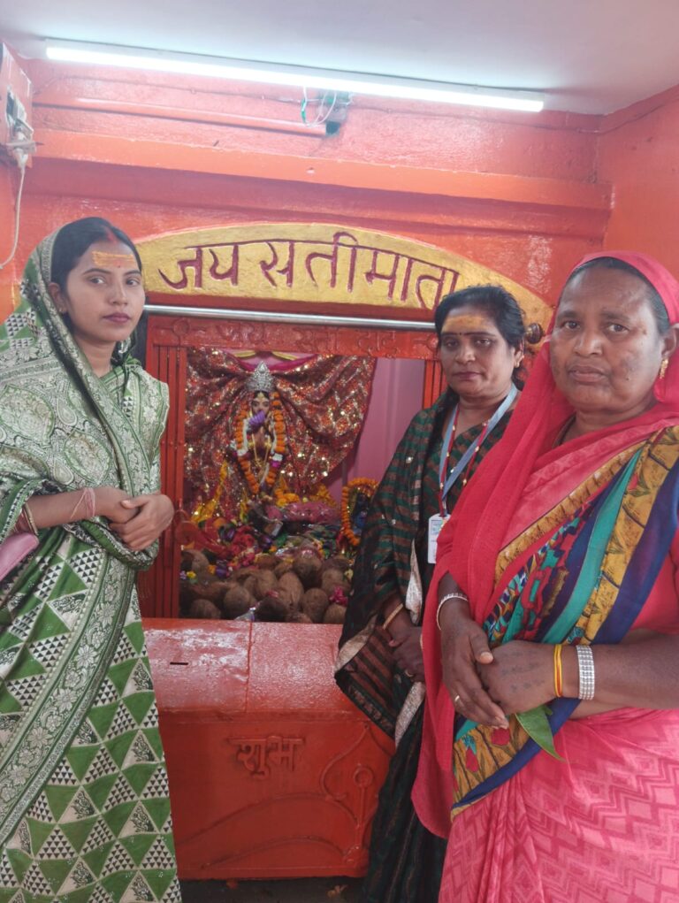 छत्तीसगढ़ बिलासपुर/ जन कल्याण पुनर्वास केंद्र मीडिया हाउस द्वारा बेल्टूकरी गनियारी सती शक्तिपीठ आश्रम में श्री रुद्र महायज्ञ के भव्य दिव्य कथा में पहुंच कर कथावाचक श्री कृष्णा दुबे को सम्मानित किया।