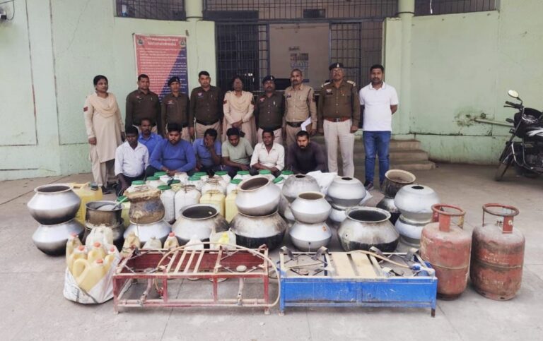 महासमुंद पुलिस की बड़ी कार्रवाई: 247 लीटर अवैध महुआ शराब जब्त, 7 आरोपी गिरफ्तार