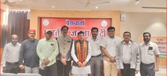 प्रेस क्लब बिलासपुर के नवनिर्वाचित पदाधिकारियों ने भारतीय जनता पार्टी के राष्ट्रीय प्रवक्ता के.के. शर्मा से सौजन्य मुलाकात की।