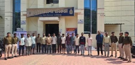 जिले में अपराध नियंत्रण और फरार आरोपियों की धरपकड़ के लिए बिलासपुर पुलिस ने मंगलवार रात बड़े स्तर पर कांबिंग गश्त अभियान चलाया।