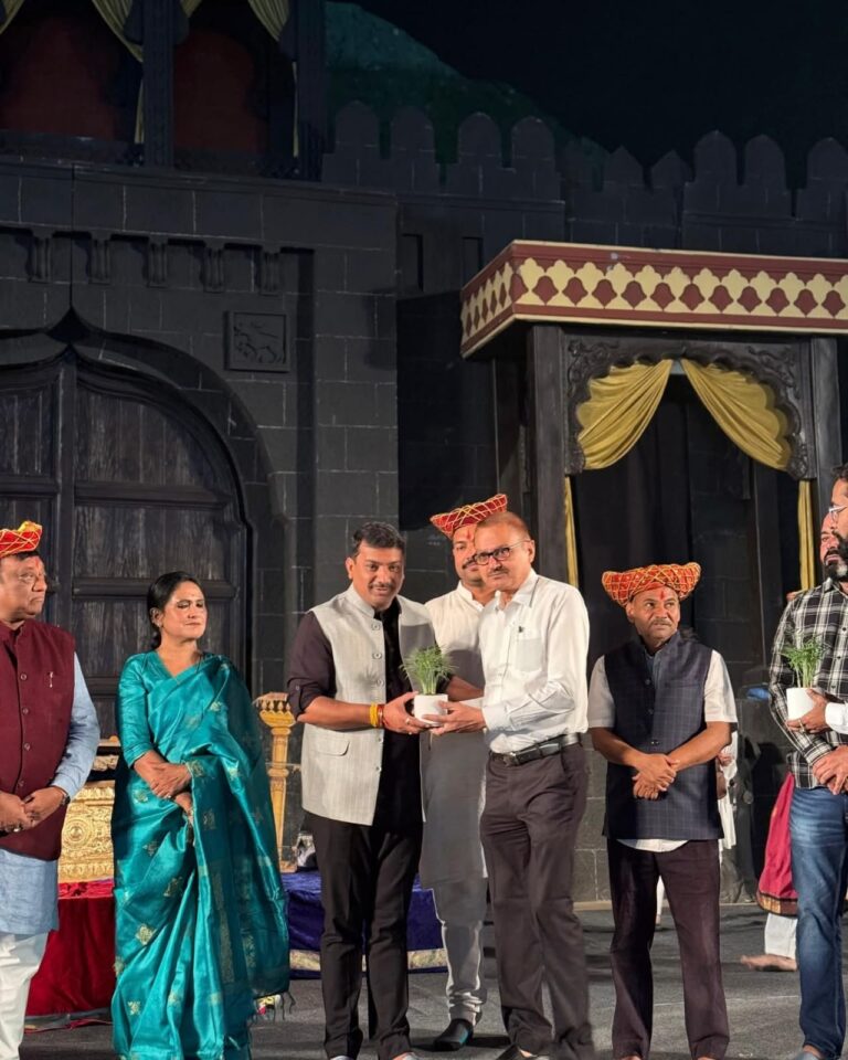 आज पुलिस परेड ग्राउंड में आयोजित ‘जाणता राजा’ भव्य कार्यक्रम में सम्मिलित हुआ।यह ऐतिहासिक प्रस्तुति छत्रपति शिवाजी महाराज के अद्भुत शौर्य, दूरदर्शिता, सुशासन और राष्ट्रभक्ति से ओतप्रोत जीवन चरित्र को अत्यंत प्रभावशाली ढंग से प्रस्तुत करती है। ‘जाणता राजा’ कार्यक्रम हमारी गौरवशाली संस्कृति, स्वाभिमान और वीरता की परंपरा को नई पीढ़ी तक पहुँचाने का सशक्त माध्यम है।