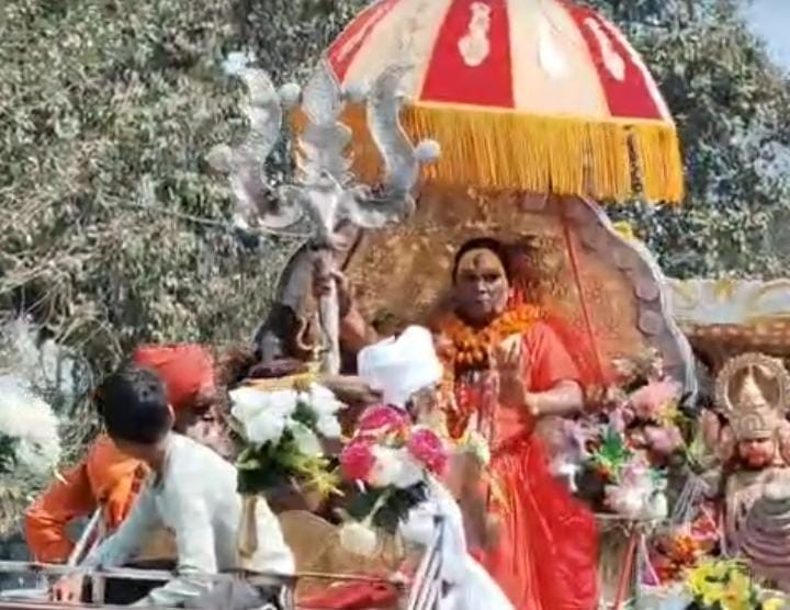 महाशिवरात्रि के दूसरे दिन विश्व मानव परमार्थ ट्रस्ट के राष्ट्रीय संरक्षक जगद्गुरु कनक बाबा के तत्वाधान में शोभा यात्रा के उपलक्ष्य पर जगह-जगह भव्य दिव्य स्वागत