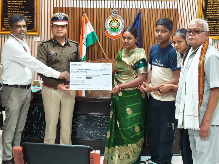 मुंगेली पुलिस की संवेदनशील पहल : दिवंगत आरक्षक राकेश डहरिया के परिजनों को ₹1 करोड़ की आर्थिक सहायता