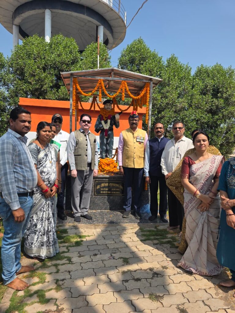 वीर सैनिक हवलदार सुखराम साहू की तृतीय पुण्यतिथि पर श्रद्धांजलि सभा, पूर्व सैनिक संगठन ने परिवार का किया सम्मान