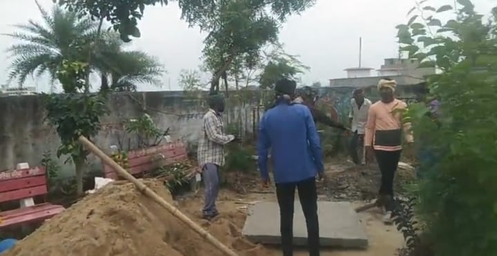 आदर्श मुक्तिधाम की लगातार खबरों को देखते हुए शासन ने आज मिस्त्री को भेज कर कंस्ट्रक्शन कार्य का संचालन शुरू करवाया 