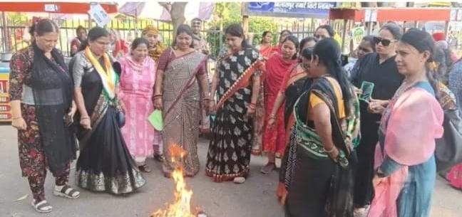 बिलासपुर में महिला कांग्रेस का प्रदर्शन, केंद्रीय मंत्री के इस्तीफे की मांग