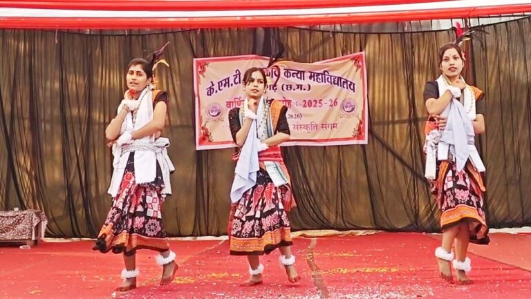 केएमटी शासकीय कन्या महाविद्यालय के वार्षिकोत्सव एवं सम्मान समारोह में शामिल हुए पूर्व विधायक विजय अग्रवाल  उत्कृष्ट प्रदर्शन करने वाले मेधावी छात्राओं को शील्ड एवं प्रमाण पत्र प्रदान कर किया  सम्मानित