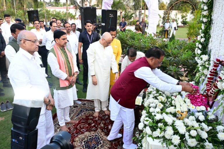 मुख्यमंत्री श्री विष्णुदेव साय ने चीफ जस्टिस की माता जी श्रीमती कुसुम सिन्हा को दी श्रद्धांजलि