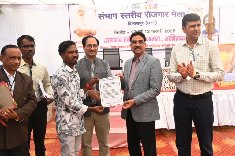 कोनी में शुरू हुआ दो दिवसीय संभाग स्तरीय रोजगार मेला  संभाग आयुक्त श्री सुनील जैन और कलेक्टर श्री संजय अग्रवाल ने युवाओं से किया संवाद  आईटीआई प्रबंधन को पुराने ट्रेड बंद कर नई तकनीक पर आधारित प्रशिक्षण कोर्स शुरू करने के दिए निर्देश  पहले दिन 200 से अधिक युवाओं को मिला नियुक्ति पत्र