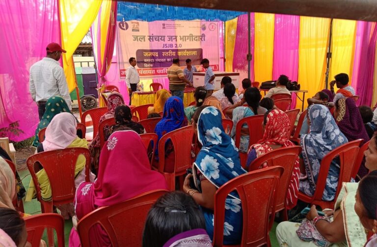 जल जोहार” से सजेगा जल भविष्य: मुंगेली में 78 हजार जल संरचनाओं के निर्माण से बदलेगा गांव का स्वरूप  “कल के लिए जल” की थीम पर JSJB 2.0 का व्यापक अभियान, 24 क्लस्टरों में जनजागरूकता का शंखनाद