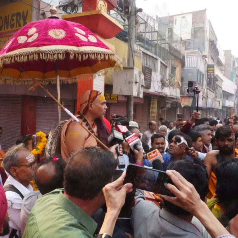 विश्व हिंदू महासभा के संरक्षक स्वामी श्री अविमुक्तेश्वरानंद सरस्वती जी महाराज ने किया धर्म युद्ध का शंखनाद करकेकिया लखनऊ प्रस्थान।