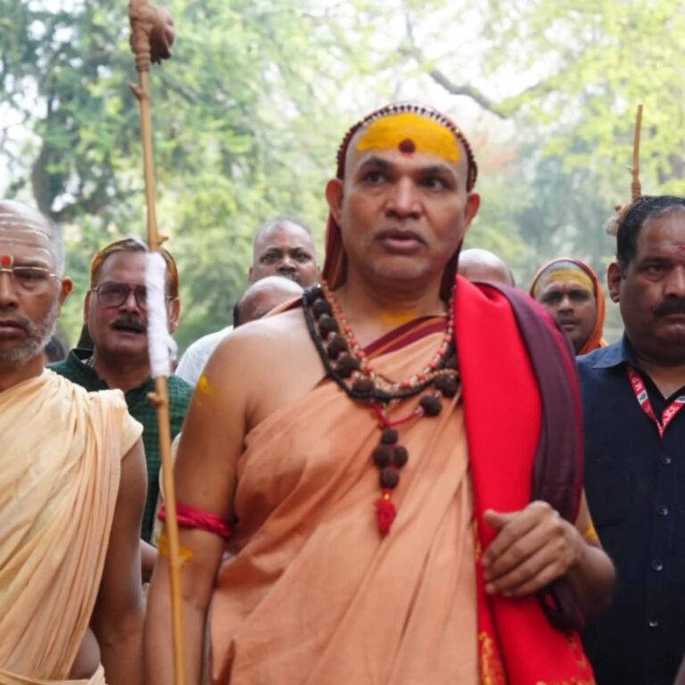 पूज्यपाद ‘परमाराध्य’ परमधर्माधीश उत्तराम्नाय ज्योतिष्पीठाधीश्वर अनन्तश्रीविभूषित जगद्गुरु शंकराचार्य स्वामिश्रीः अविमुक्तेश्वरानंदः सरस्वती ‘१००८’ जी महाराज संगरक्षक विश्व हिंदू महासभा धर्म युद्ध शंखनाद के उपलक्ष में समस्त भारत पर प्रवास के दौरान नगर परिषद बोदरी में करेंगे परशुराम भवन प्रांगण में धर्म युद्ध का शंखनाद।