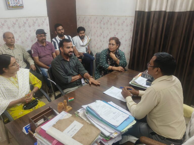 बोदरी तहसील अंतर्गत युवा कांग्रेसी नेता सुनील साहू ने किया बोदरी तहसीलदार के समक्ष समर्थकों के साथ किया बैठक, पूरे छत्तीसगढ़ राज्य में कांग्रेसियों ने किया जगह-जगह विरोध प्रदर्शन