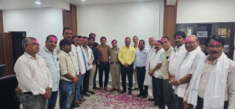 जिला पंचायत में होली मिलन कार्यक्रम,खेली फूलों की होली कलेक्टर-एसपी सहित अधिकारियों ने दी होली की शुभकामनाएं