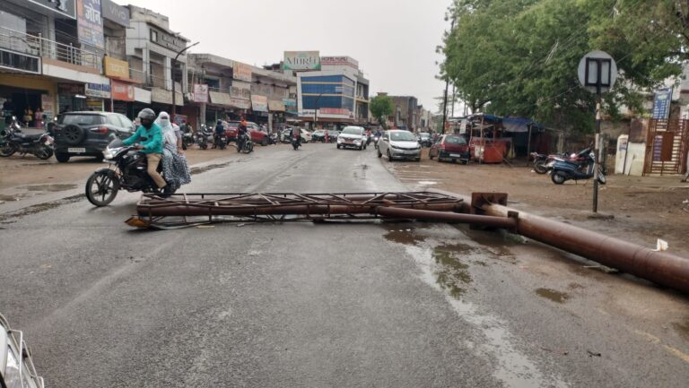 तेज आंधी में CCTV में खौफनाक मंजर सांकेतिक बोर्ड गिरने की पूरी घटना पास के सीसीटीवी कैमरे में कैद हुई है, जिसे देखकर रूह कांप जाए