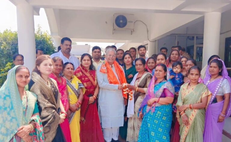 बीजेपी बोदरी मंडल महिला मोर्चा अध्यक्ष भारती दीपक रजक एवं सामाजिक संस्थाओं द्वारा संयुक्त कार्यक्रम में विधायक धरमलाल कौशिक ने सभी सदस्यों एवं पदाधिकारीयो को जनता के सहयोग हेतु किया आवाहन