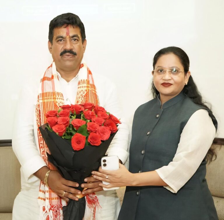 किसानों के हित में निरंतर सक्रिय हैं आलोक सिंह ठाकुर, जन्मदिवस पर रत्नावली कौशल ने किया सम्मान