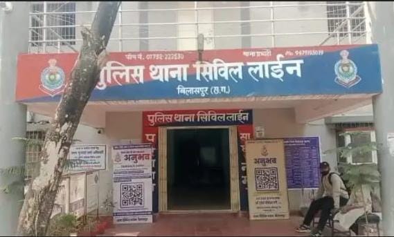 महिला परामर्श केंद्र के पास एक पति ने अपनी ही पत्नी पर नुकीले हथियार से हमला कर दिया।